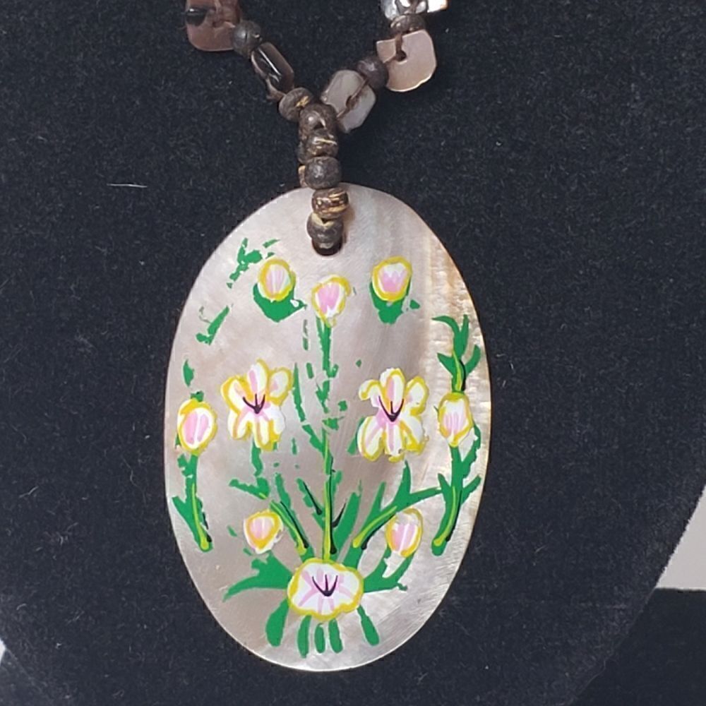 ARTISAN Handpainted Shell Necklace Floral - Picture 2 of 7